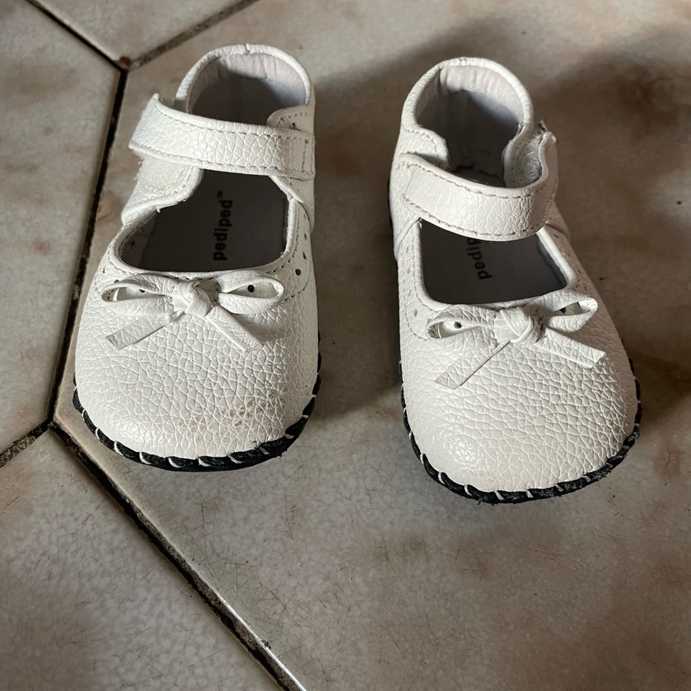Pedi pad white baby shoes. 0-6 months.